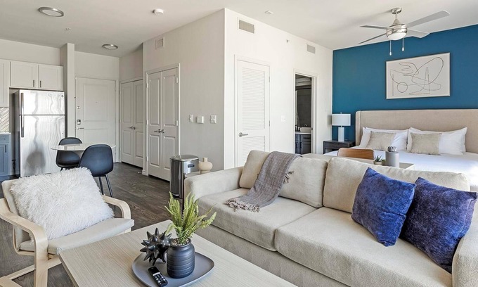 West Dallas Apartment | Landing | Chic Studio, Gym, Pool