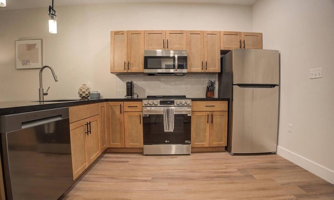 Kensington Apartment | Landing | Modern 1BD, Rooftop Lounge, Gym