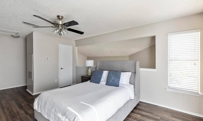 Grand Prairie Apartment | Landing | Spectacular 1BD, Gym, Courtyard