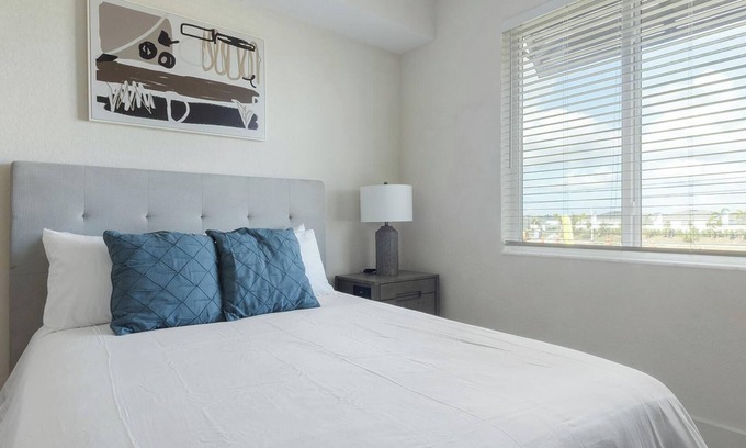 Palmetto Apartment | Landing | Spectacular 2BD, Yoga Studio, Gym