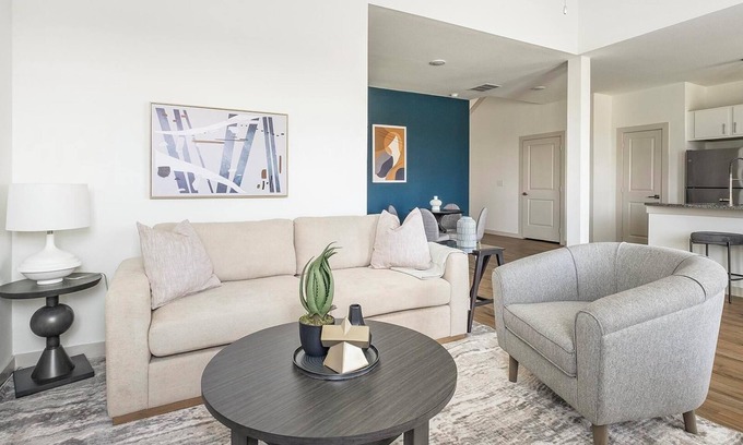 Waller Apartment | Landing | Spectacular 3BD, Gym, Pool