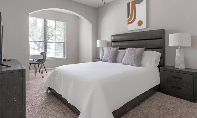 Briarforest Apartment | Landing | Stunning 1BD, Gym, Pool
