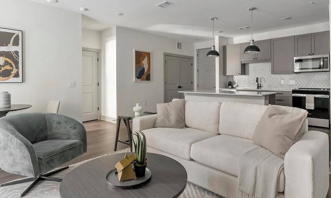 Houston Apartment | Landing | Stunning 2BD, Gym, Pool