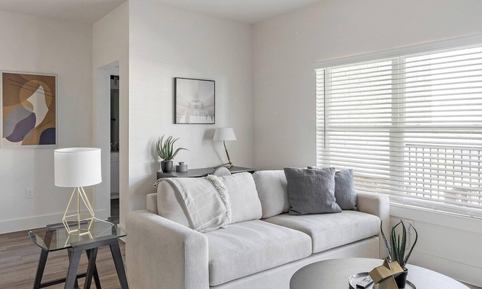 Venus Apartment | Landing | Stunning 2BD, Gym, Pool