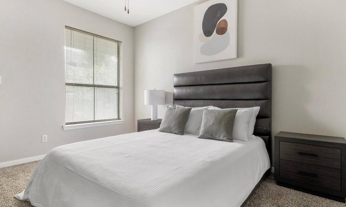 Briarforest Apartment | Landing | Stylish 1BD, Gym, Pool