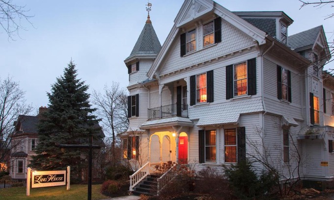 Burlington Bed & Breakfast | Lang House on Main Street Bed & Breakfast