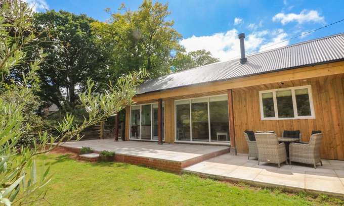 Broadwoodkelly Cottage | LANGDALE BARN, pet friendly, with open fire in Sampford Courtenay