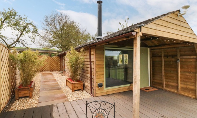 East Portlemouth Cottage | LANGDALE LODGE, pet friendly, with open fire in Sampford Courtenay