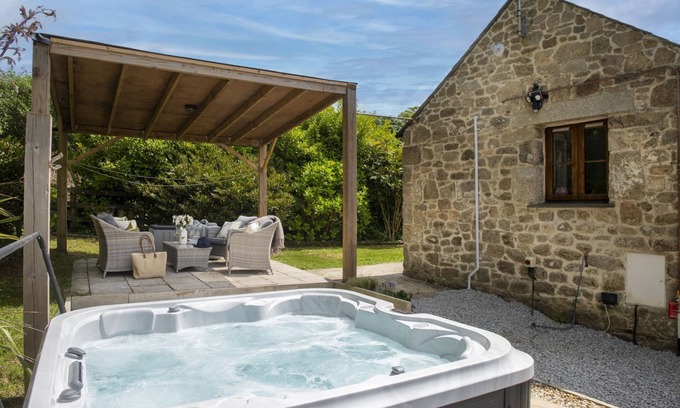 Lanhydrock House | Lanhydrock Barn - a barn that sleeps 4 guests in 2 bedrooms