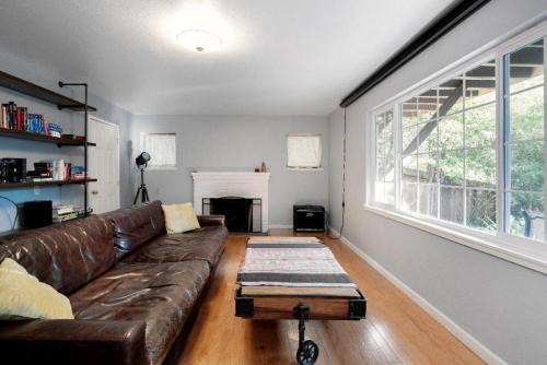 Berkeley Apartment | Large 1 Bedroom Apartment, Home Theater, Fireplace