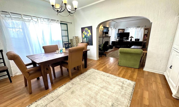 La Brea House | LARGE 2 bedroom 2Ba, Parking, Storage, Walk to The Grove, Parks, Landmarks