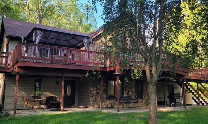 Zion Condo | LARGE 2 BEDROOM CONDO ON WOODED LOT, POOL AND HOT TUB, MIN TO PENNSTATE