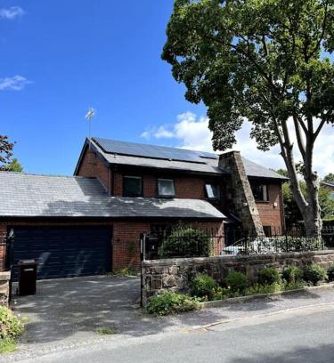 Birkenhead Villa | Large 4 bedroom house, electric gated driveway.