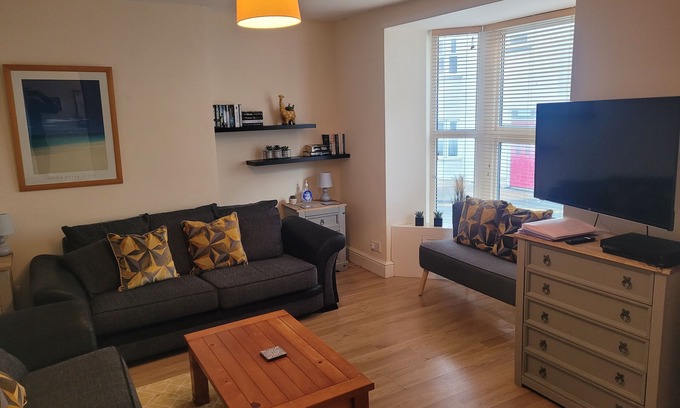 Aberystwyth House | Large 5 bedroom town-centre home close to the beach, sleeps 9.