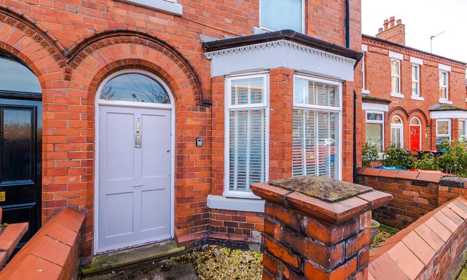 Hoole House | large 7 bedroom town house in Chester City Centre