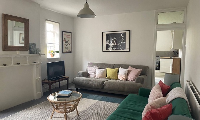 Brent Apartment | Large and airy first floor flat with two huge bedrooms