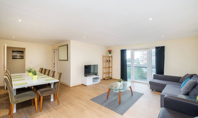 Island Gardens Apartment | Large and Spacious 3 Bedrooms 2 Bathrooms Close to Canary Wharf E14