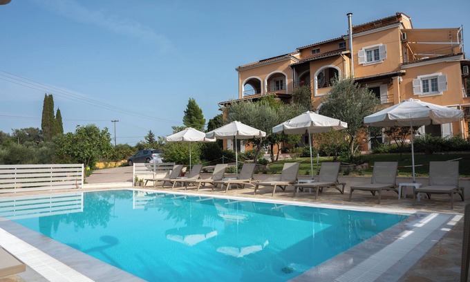Kontokali Apartment | Large apartment with shared swimming pool and garden