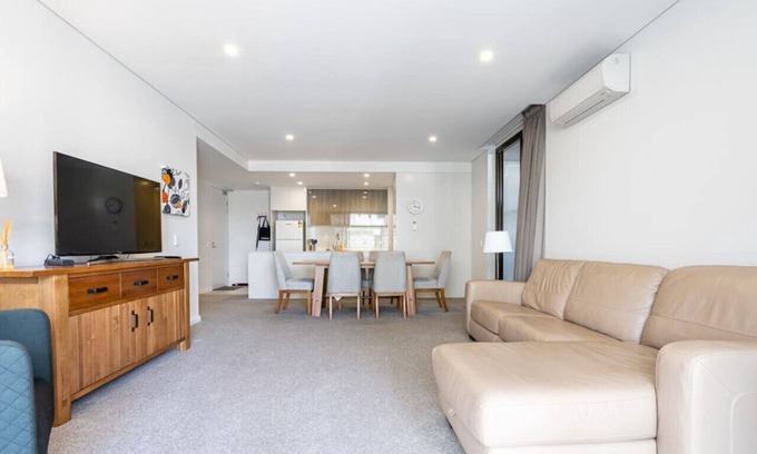 Barton Apartment | Large Barton Courtyard Apartment near Parliament