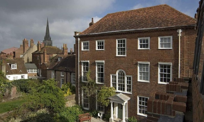 Chichester House | Large celebration Town House in Chichester City Centre. Great for groups/families!