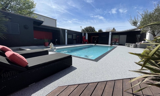 Dompierre-sur-Mer Villa | Large Contemporary Villa Rochelle/île de Ré