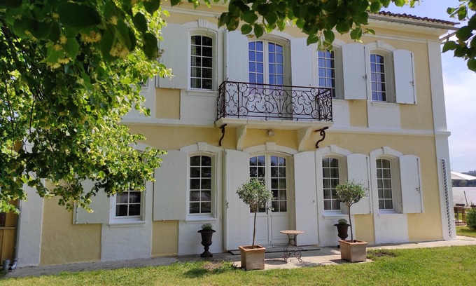 Tabanac House | Large country cottage with swimming pool
