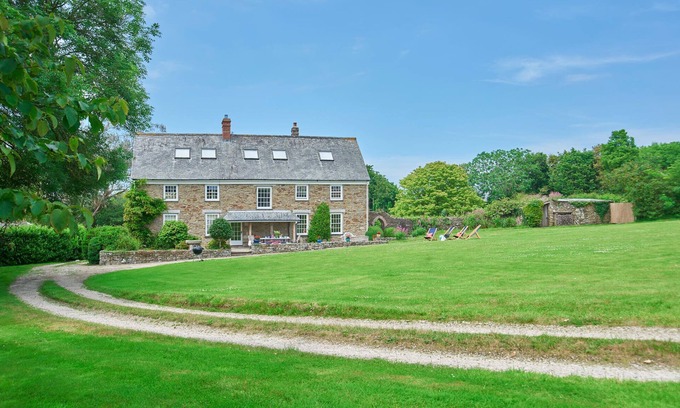 Grampound House | Large country house, near Heligan Gardens, an ideal base for exploring Cornwall.