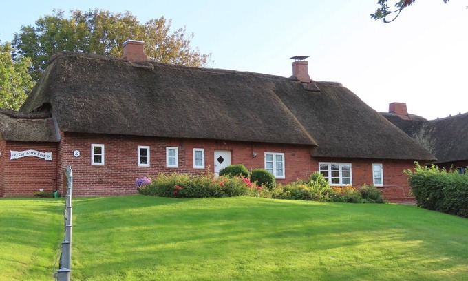 Fedderswarf Apartment | Large courtyard with lawn, garden shed and terrace, WLAN