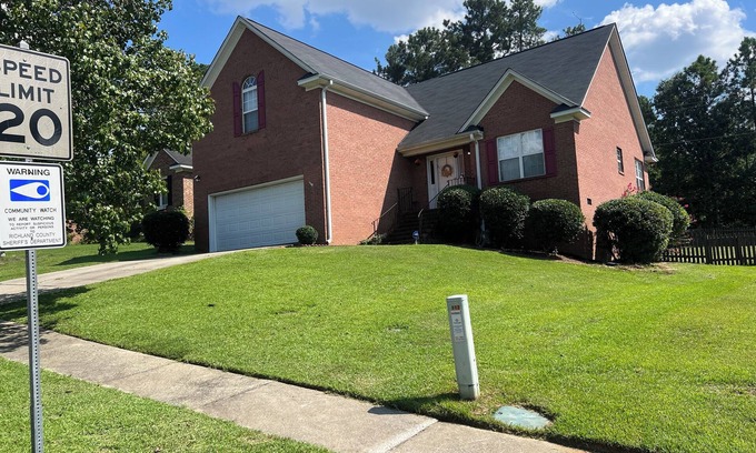 Huntcliff House | Large cozy 3-bedroom house in awesome Columbia with AC, WiFi