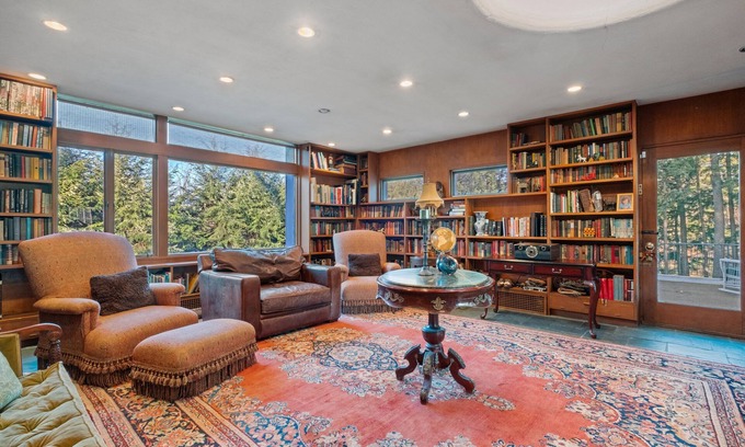 Hanover House | Large Dartmouth Home w/Hot Tub-Perfect for alumni, future students, or a nice weekend getaway!