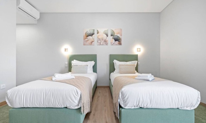 Sao Vicente House | Large Double or Twin Room Q6