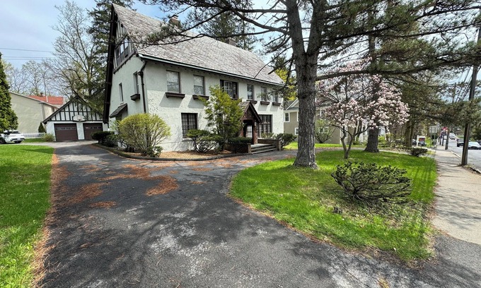 Amsterdam House | Large English Tudor offering 3 generous floors of living space - Belmont/Travers
