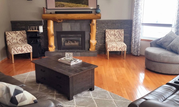 Bellevue House | Large Fam Friendly Home - Hot Tub- Air Conditioning - Game Room - Child Friendly