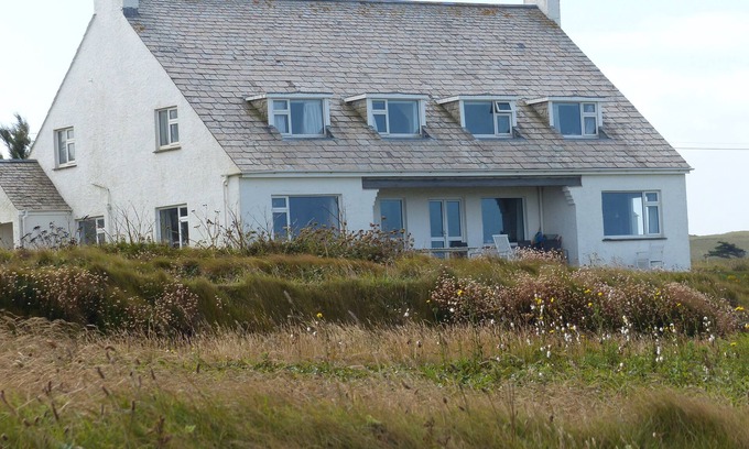 Trebetherick House | Large family holiday house right on the cliff top between Rock and Polzeath.