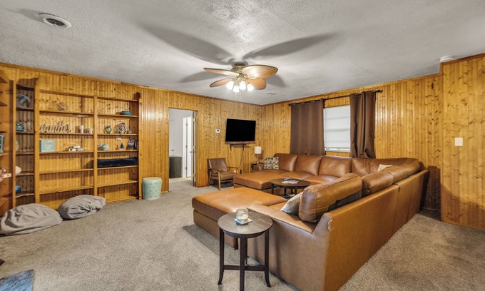 Tulsa House | Large Family Home near EXPO/Downtown/TU
