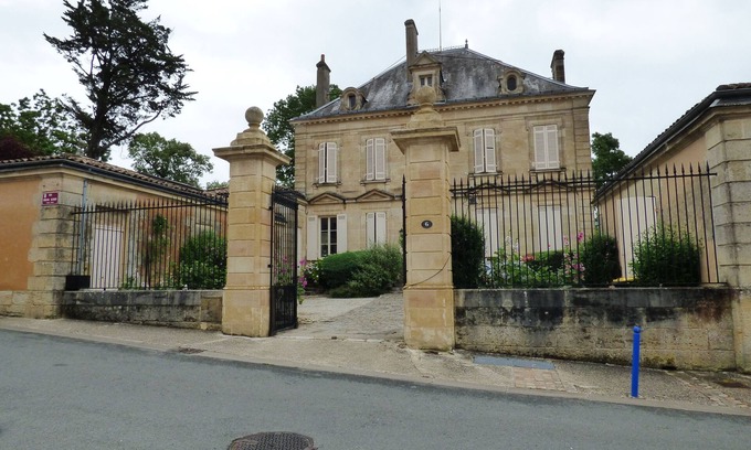 Blaye House | Large family home on three floors, inside a park of one hectare