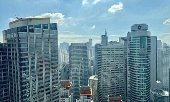 San Antonio Apartment | Large Family stay central Makati swim gym park 300