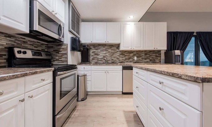 South Pandosy House | Large Family Vacation House