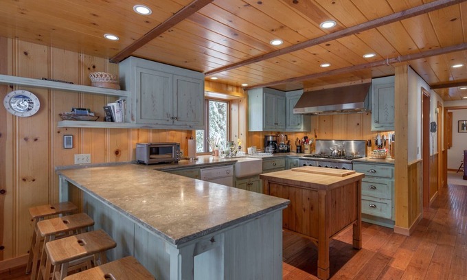 Kingswood Estates House | Large Farmhouse Styled Manor w/Bonus Entertainment Room, Loft, Garage
