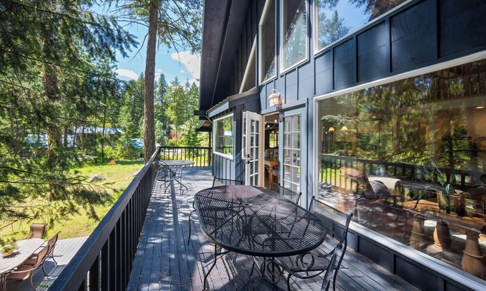 Leavenworth House | Large Golfcourse home w/HOT TUB. FIVE bedrooms!1.5 miles to downtown Leavenworth