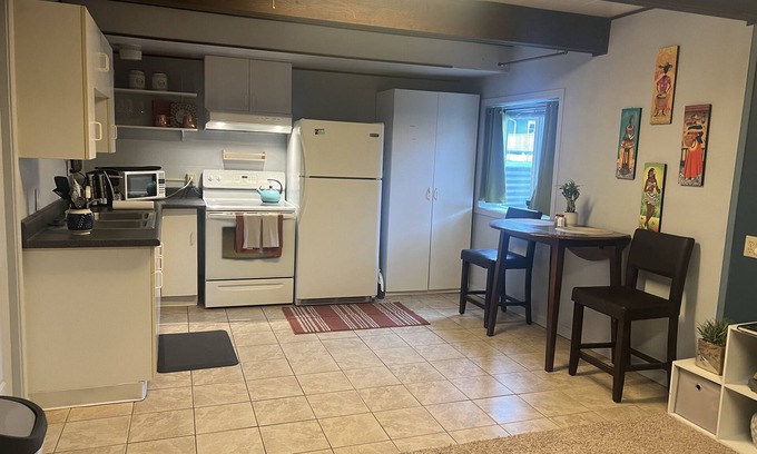 Government Hill Apartment | Large Govt hill studio-near downtown