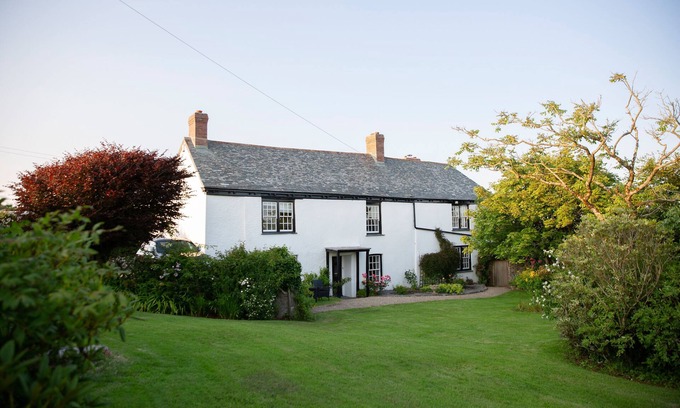 Bude House | Large Grade II Listed 17th Century Farm House In Stunning Rural Location Near Ocean