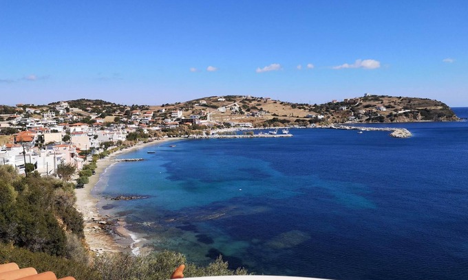 Agii Apostoli Apartment | Large holiday flat directly above the sea with beach access in Agii Apostoli, Eu
