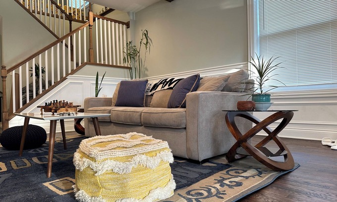South Shore House | Large Home, Full in-home Gym, washer/dryer, flat Screen TVs, WiFi, and MORE!