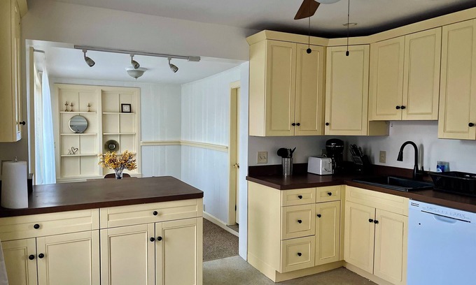 Greenfield House | Large Home in Greenfield Sleeps 8, w/4 bedrooms & 3 baths