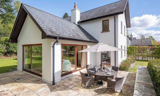 Kenmare House | Large home to sleep 8 in Kenmare. Free use of pool onsite