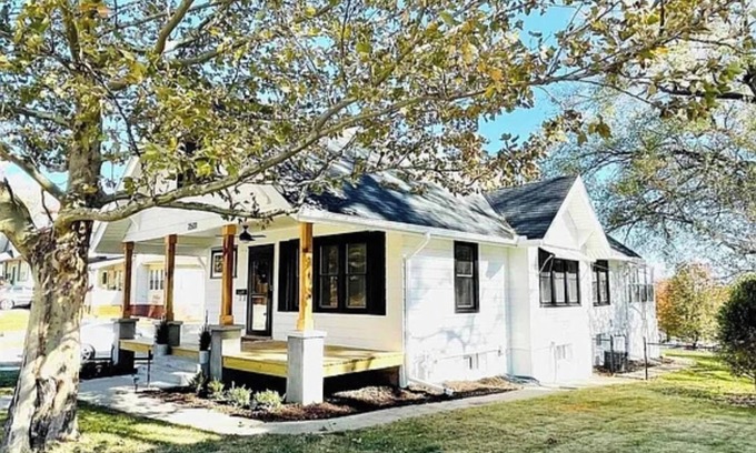 Southeast Omaha House | Large home w/backyard & Hot tub near downtown, zoo