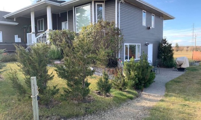 Red Deer House | Large house - 1600 sq ft, Large Acreage - 3 minutes south of Red Deer Alberta