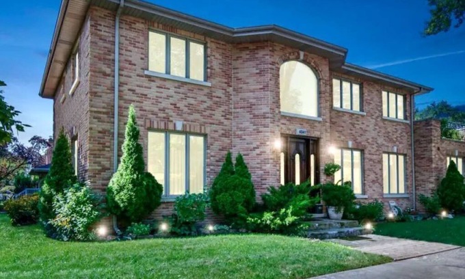 Skokie Apartment | Large house in Chicago suburbn