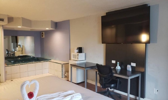 Henderson Hotel | Large Jetted Tub Suite at Envi Boutique Hotel